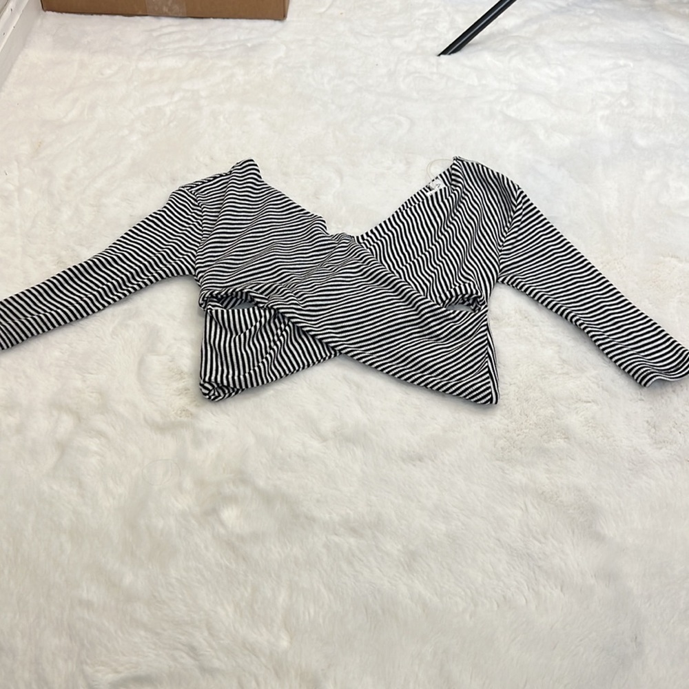 Active USA cross cross peak a boo front cropped top size M - Picture 5 of 11